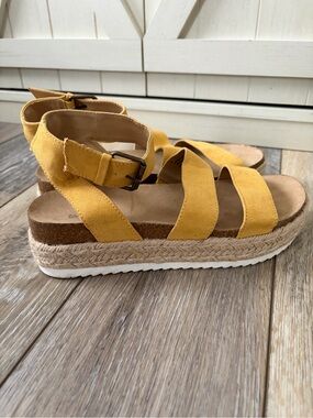 Universal Thread Mustard Yellow Suede Platform Sandals NWOT